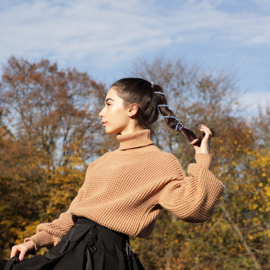 woman on horse wearing blue hair tie in hair
